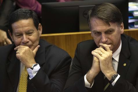 Chispas entre Mourao y Bolsonaro (foto: ANSA)