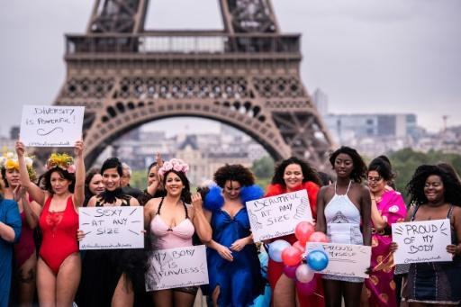 Modelos gorditas frente a la Torre Eifel, ayer