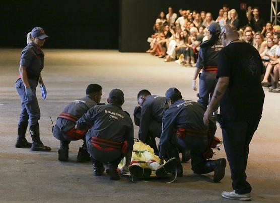 El modelo es asistido por bomberos