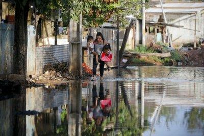 Una madre traslada a sus hijos a un lugar seguro