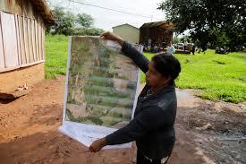 ornelia Flores muestra un mapa con el territorio que está siendo monitoreado