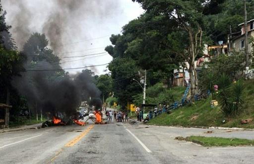 Habitantes brasileños de una favela protestan contra una operación policial en Lambicada