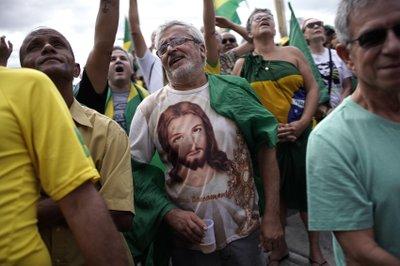 Manifestantes con muñeco inflable del presidente