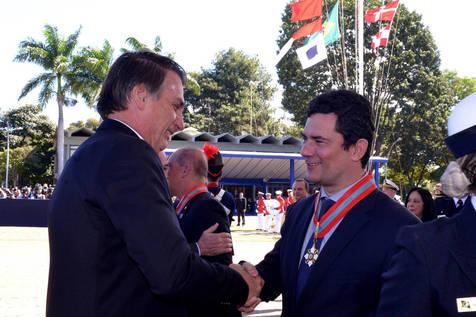  Bolsonaro condecora al ministro y exjuez, Sergio Moro . Todo un mensaje. (foto: Ansa)