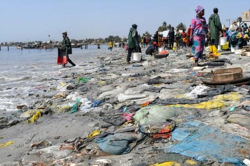 Playa llena de desechos plasticos