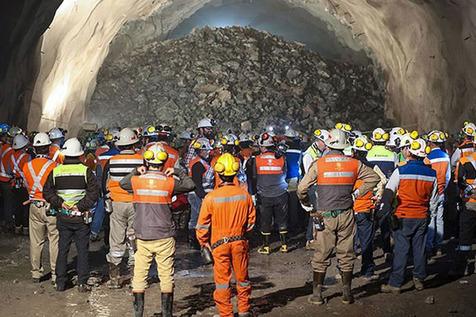 Los mineros participan de una reunión informativa