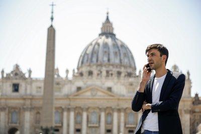 Mathieu De La Souchere habla por teléfono ayer en la Plaza San Pedro