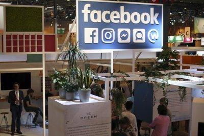 Stand de Faceboock en una exposición en Paris