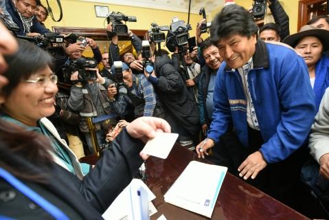 Morales en el TSE, ayer en La Paz