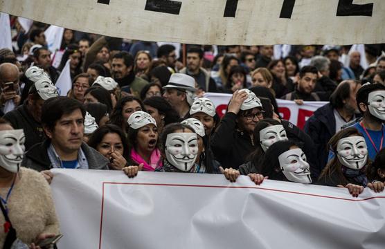 Docentes movilizados llevaban máscaras de Guy Fawkes