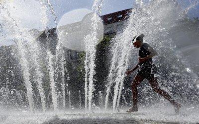 A refrescarse en las fuentes