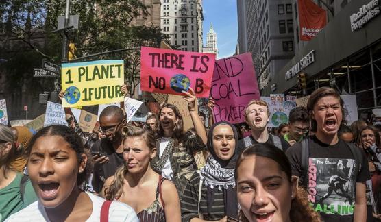 Activistas de cambio climático participan en una manifestación en Nueva York, ayer