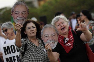 Partidarias del expresidente brasileño Luiz Inacio Lula da Silva gritan lemas frente al Supremo Tribunal Federal en Brasilia