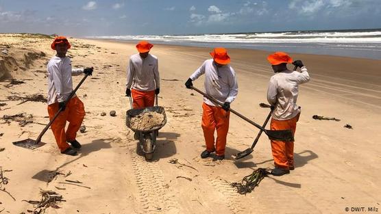 Limpiando una playa en Sergipe.