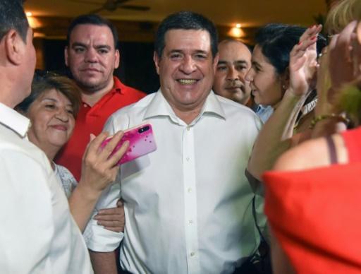 Seguidores del expresidente paraguayo Cartes le expresan su apoyo después de haber sido solicitado por la justicia brasileña