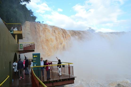 Turistas en  las cataratas de Iguaçu, compartidas con Argentina