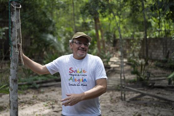 Caetano Scannavino, coordinator de la ONG "Salud y Alegría", ofrece una entrevista ante su casa en Alter do Chao