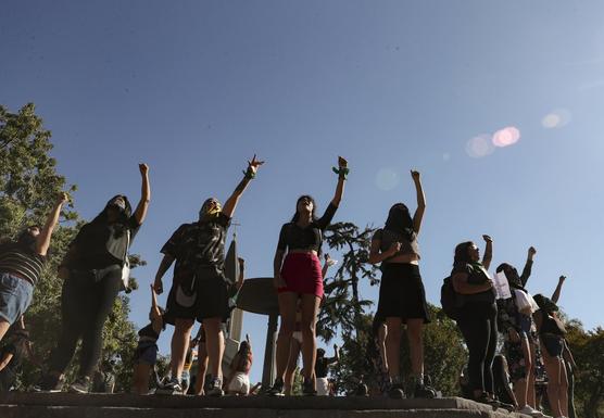 Mujeres interpretan "Un violador en tu camino" en una protesta contra violencia de género