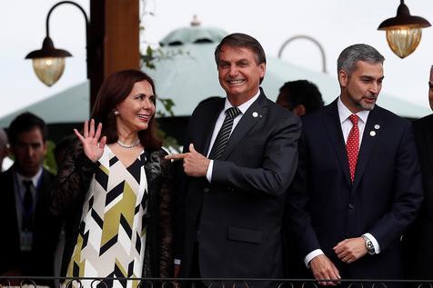 Jair Bolsonaro junto a la canciller interina de Bolivia, Karen Longaric, y el presidente paraguayo Mario Abdo. (foto: EPA)