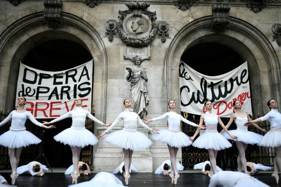 Unas bailarinas de la Ópera de París llevan a cabo una protesta ante el Palacio Garnier