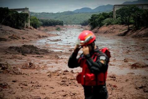 Otro dique colapsa en Brasil (foto: Ansa)