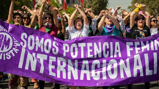 Miles de mujeres marchan en Santiago durante un llamado de huelga feminista