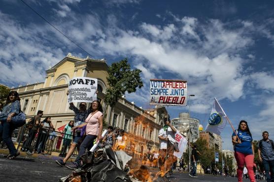 Trabajadores chilenos marchan contra el gobierno de Piñera