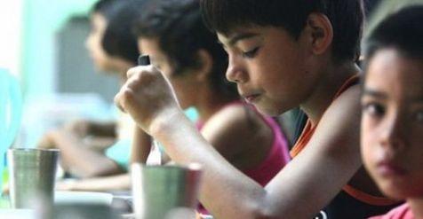 Demasiados chicos en Latinoamérica se alimentan en las escuelas (foto: Ansa)