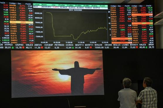 Un tablero electrónico proyecta el índice de valores según la Bolsa de Sao Paulo, ayer