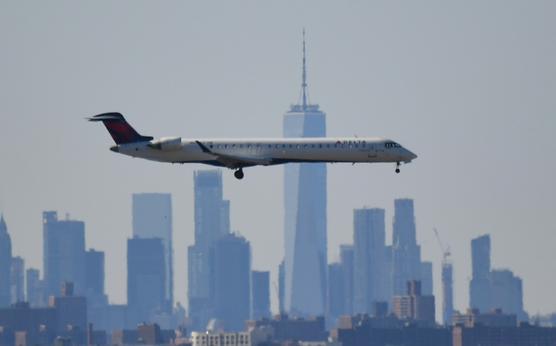 Un avión de la aerolínea Delta sobre el horizonte de Manhattan