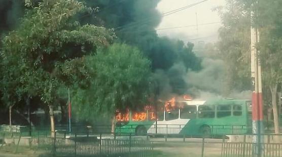 Micro de Carabineros arde en barrio Villa Francia