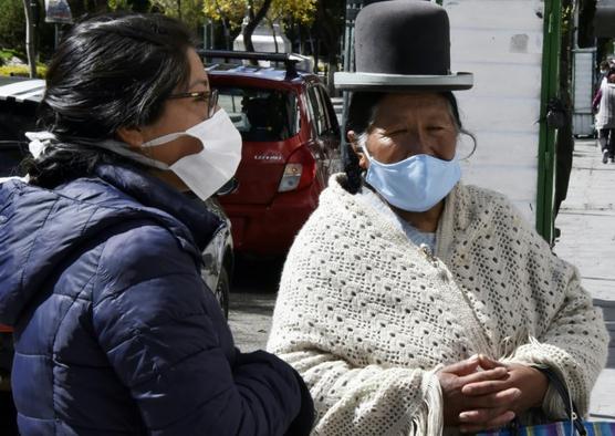 Mujeres bolivianas usan barbijos para protegerse del coronavirus en La Paz