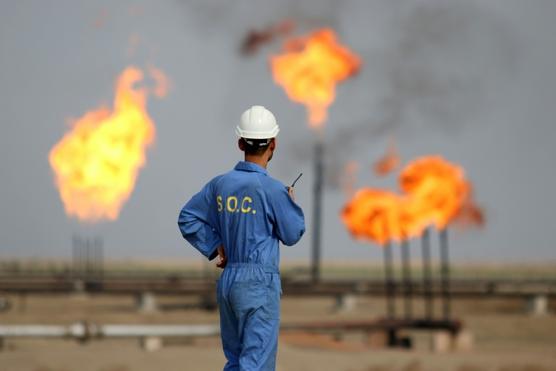 Un trabajador del sector petrolero habla po radio en una refinería en Nasiriya, Irak