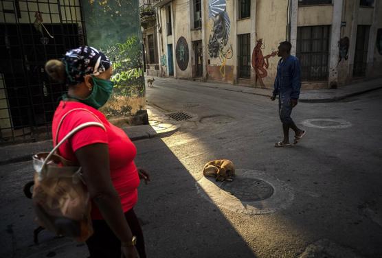 Mujer con barbijo en calle de La Habana