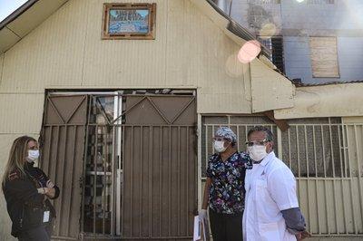 Empleados de Salud en la puerta del templo evangelista