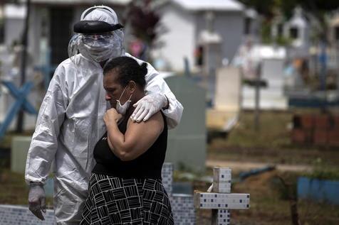 Imagen elocuente en un cementerio de San Pablo (foto: ANSA)