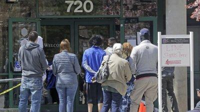 Desocupados hacen fila por el subsidio estatal