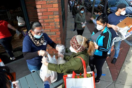 Distribución de comida en Chelsea, una ciudad en la periferia de Boston