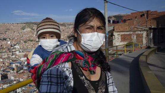 Madre e hijo con tapaboca