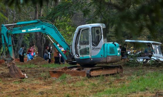 Trabajadores cavan tumbas en el cementerio de Vila Formosa, en la ciudad de Sao Paulo, por aumento de muertes por Covid19 