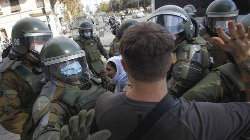 Carabineros detienen a manifestantes ayer