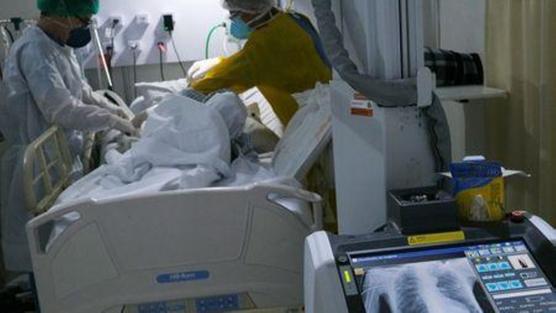 Enfermero revisan paciente en el hospital de campaña Lagoa-Barra, en Río de Janeiro