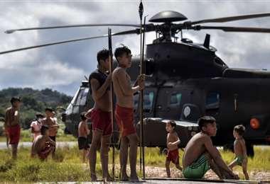 Indigenas rodean un helicóptero militar durante el operativo