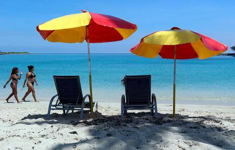 Vuelve el disfrute de la playa en Cuba, por ahora para los lugareños. Hay alivio (foto: ANSA)