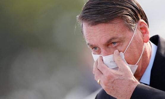 Bolsonaro se ajusta la mascarilla el viernes pasado