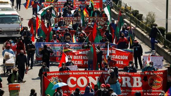 Larga y multitudinaria marcha entre El Alto y La Paz