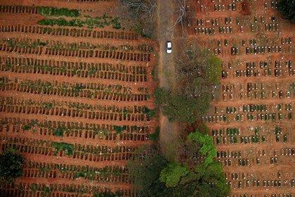 Un auto entre las tumbas del cementerio de Vila Formosa durante el brote de la enfermedad coronavirus (COVID-19), en Sao Paulo