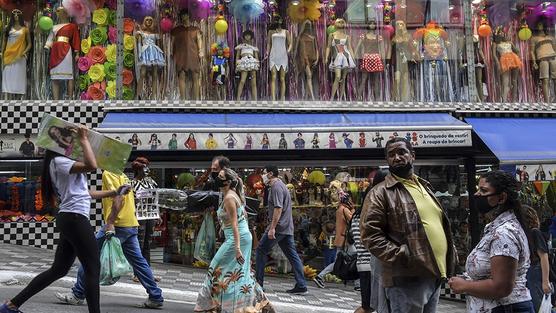 Desocupados en una peatonal de Sao Paulo