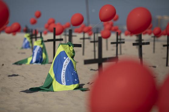 Cruces, globos rojos y la bandera de Brasil son colocados en la playa de Copacabana