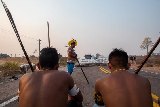 Indígenas brasileños, miembros del pueblo kayapo mekranoti, bloquean la carretera BR-163